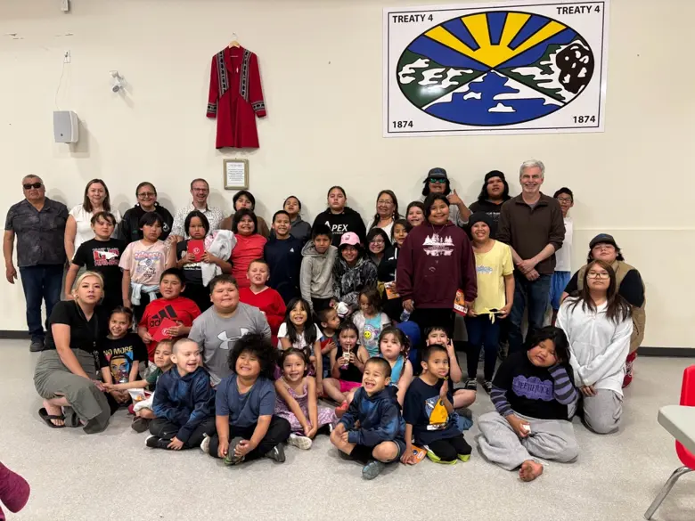 L'équipe des changements climatiques de la RTT avec des élèves de l'école Chief Clifford Lynxleg Anishinaabe