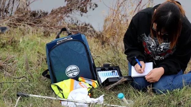 Jeune de RTT consignant des résultats des analyses de l'eau – Séance de surveillance d'automne, 16 octobre 2025